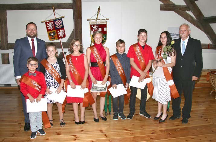 Ocenění nejlepších žáků základních škol se starostou města (Slavkovský zpravodaj, 7/2019)