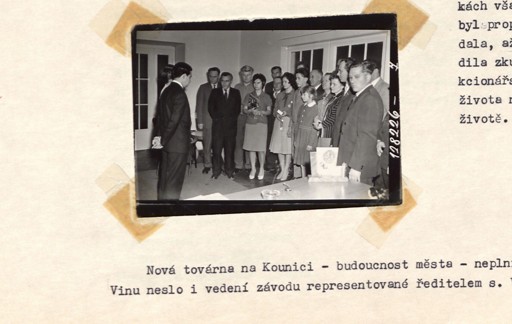 Skupina lidí v interiéru u stolu – slavnostní akt, patrně předávání darů (návštěva vyslanectví Kuby / akce klubu BSP)