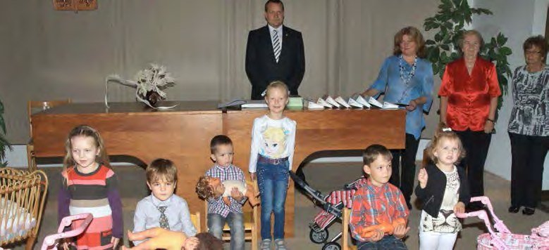 Děti při vystoupení a předávání na pódiu (Slavkovský zpravodaj, 11/2015)