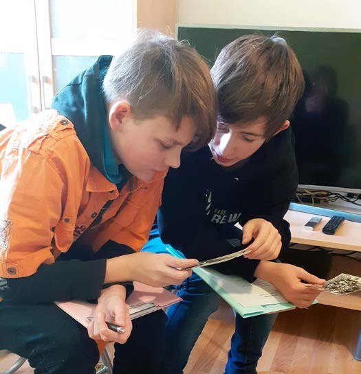 Děti při společné výtvarné a čtenářské aktivitě (Slavkovský zpravodaj, 1/2023)