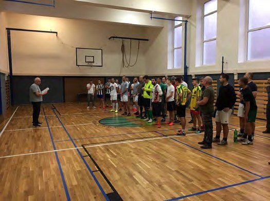 Žáci nastoupení v tělocvičně při školní sportovní akci (Slavkovský zpravodaj, 2/2019)