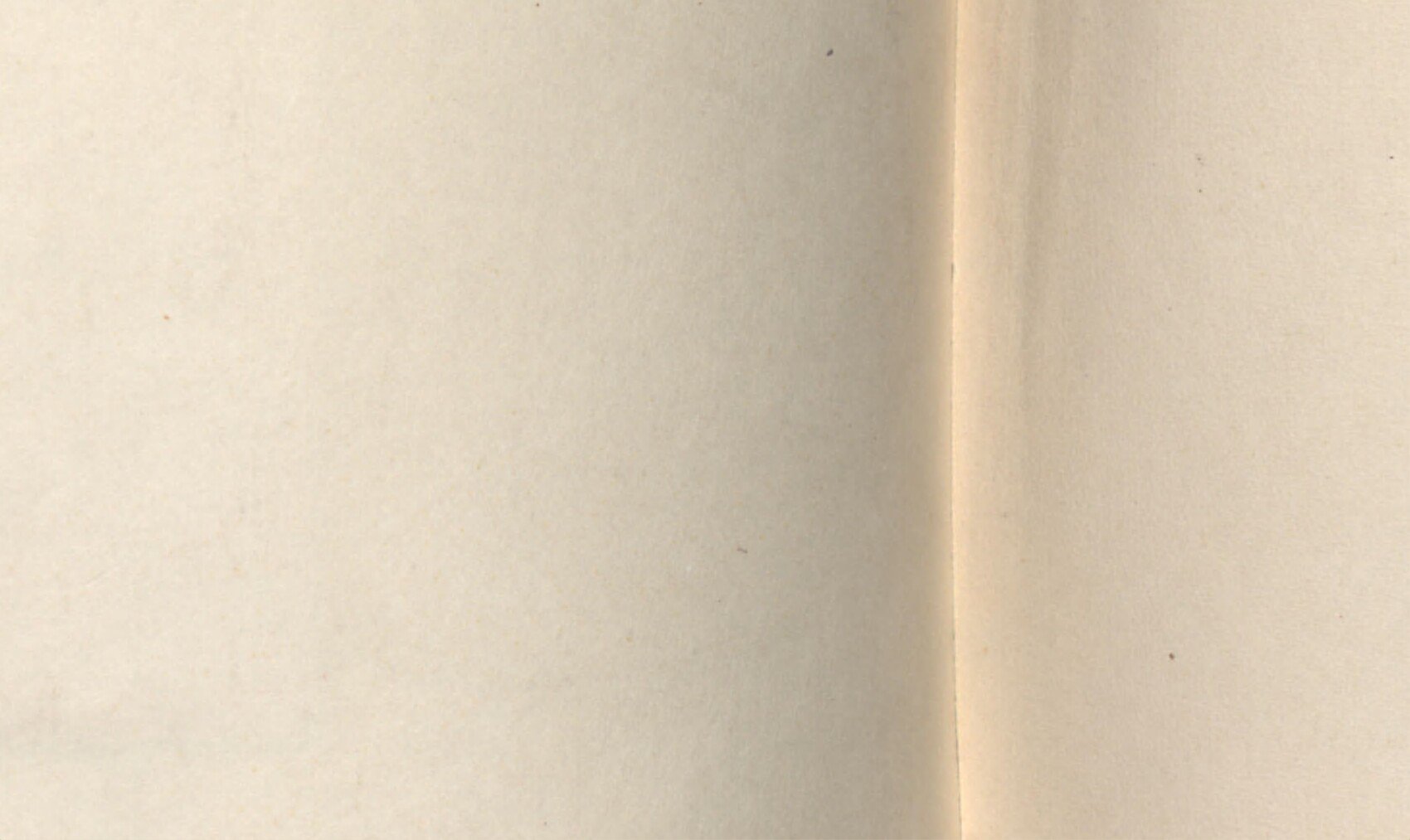 Třípatrový panelový/typový obytný dům na novém sídlišti, čelní pohled na fasádu s řadami oken