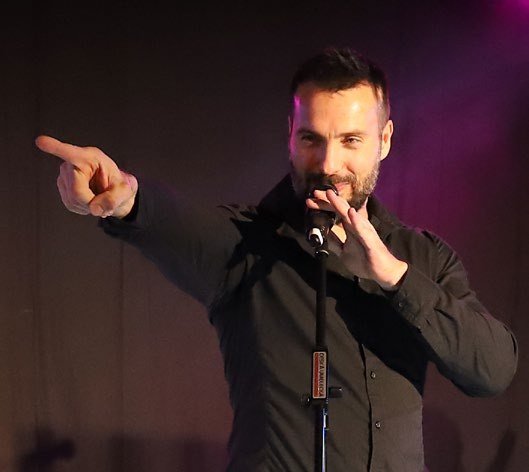Vystoupení zpěváka na plese města (Slavkovský zpravodaj, 3/2023)