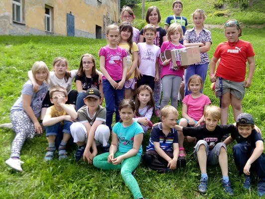 Děti z domu dětí a mládeže venku při letní aktivitě (Slavkovský zpravodaj, 7/2015)