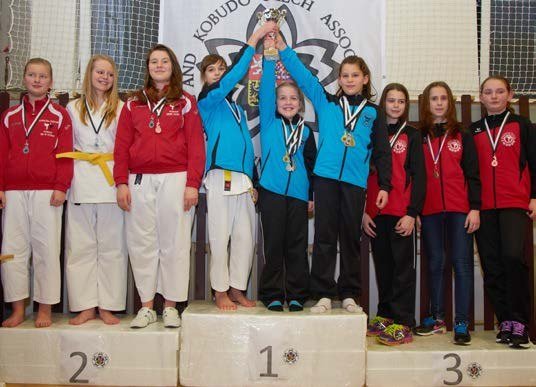 Slavkovský karate tým slaví s pohárem na turnaji (Slavkovský zpravodaj, 3/2016)