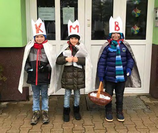 Žáci v kostýmech Tří králů při Tříkrálové sbírce (Slavkovský zpravodaj, 2/2019)