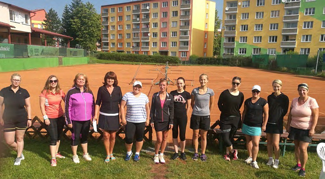 Družstvo dívek ve sportovním oblečení na hřišti (Slavkovský zpravodaj, 9/2018)