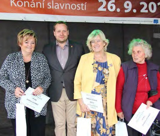 Vítězky soutěže Rozkvetlé okno s diplomy a starostou na slavnostech (Slavkovský zpravodaj, 11/2015)