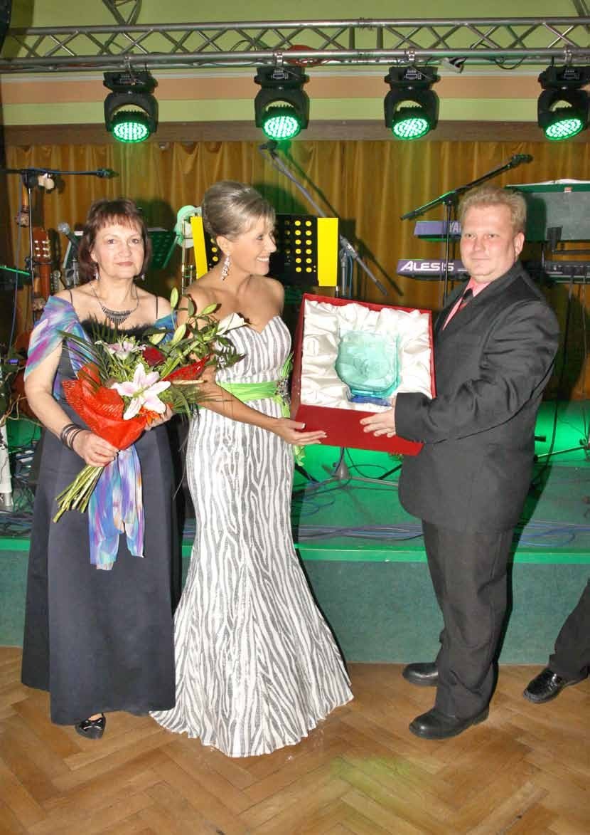 Předání Ceny města za rok 2013 bývalé starostce Janě Vildumetzové na reprezentačním plese (Slavkovský zpravodaj, 2/2014)