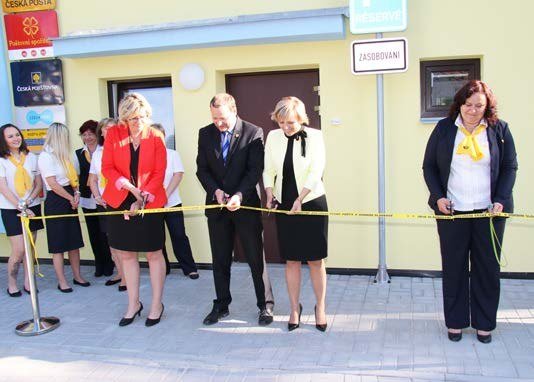 Slavnostní přestřižení pásky při otevření nové pošty (Slavkovský zpravodaj, 9/2016)