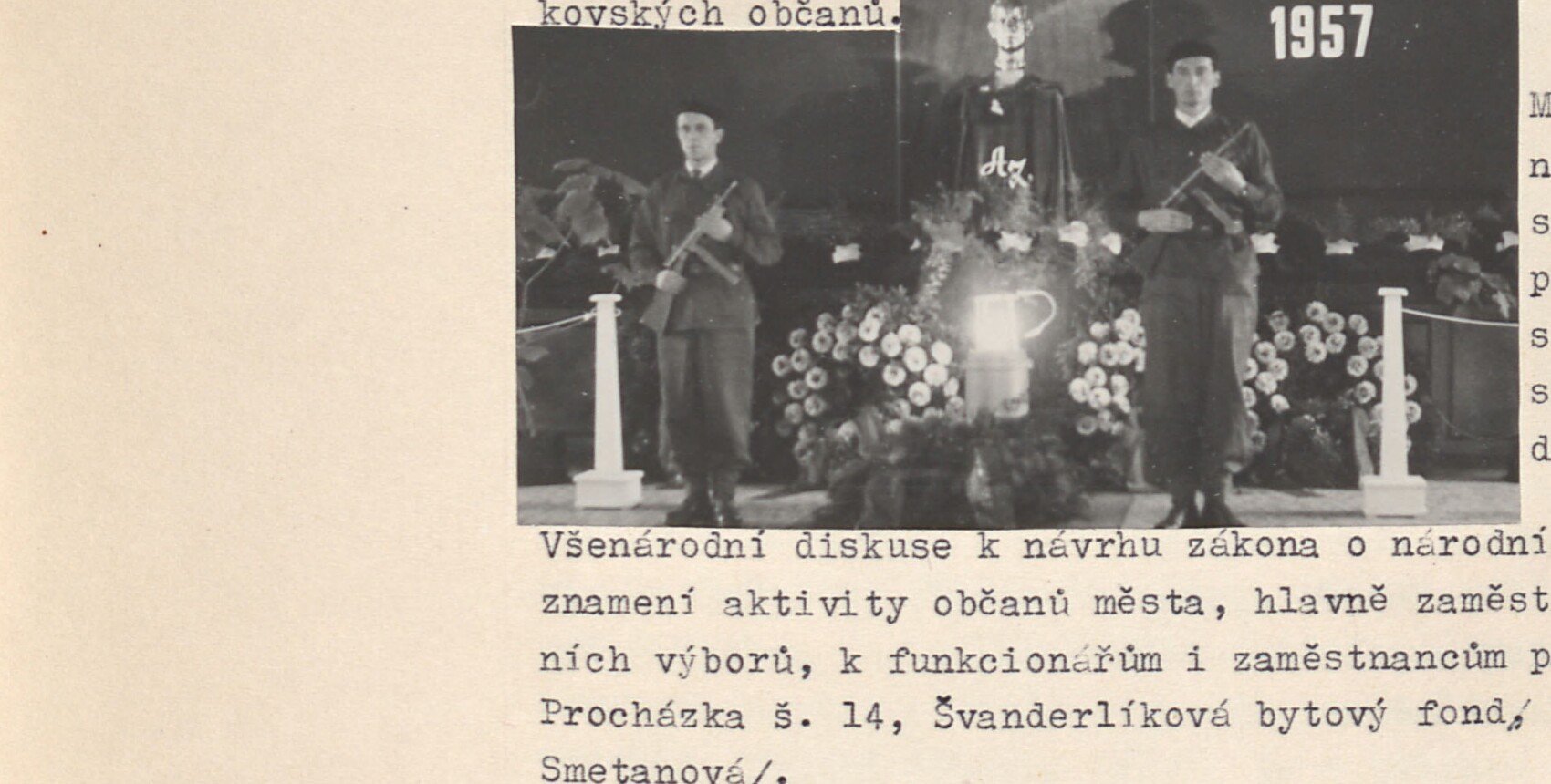Černobílá fotografie označená vročením "1957": čestná stráž (vojáci/ozbrojenci) stojící u věnců a katafalku, pravděpodobně při tryzně/pohřbu. Bez tištěné popisky.