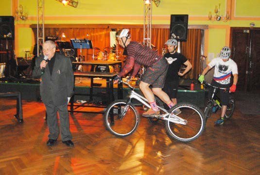 Ukázka cyklotrialu v sále na plese sportovců (Slavkovský zpravodaj, 5/2017)
