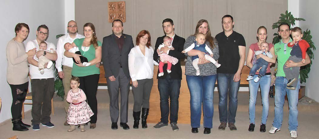 Společenské setkání s předáváním květin (Slavkovský zpravodaj, 3/2016)