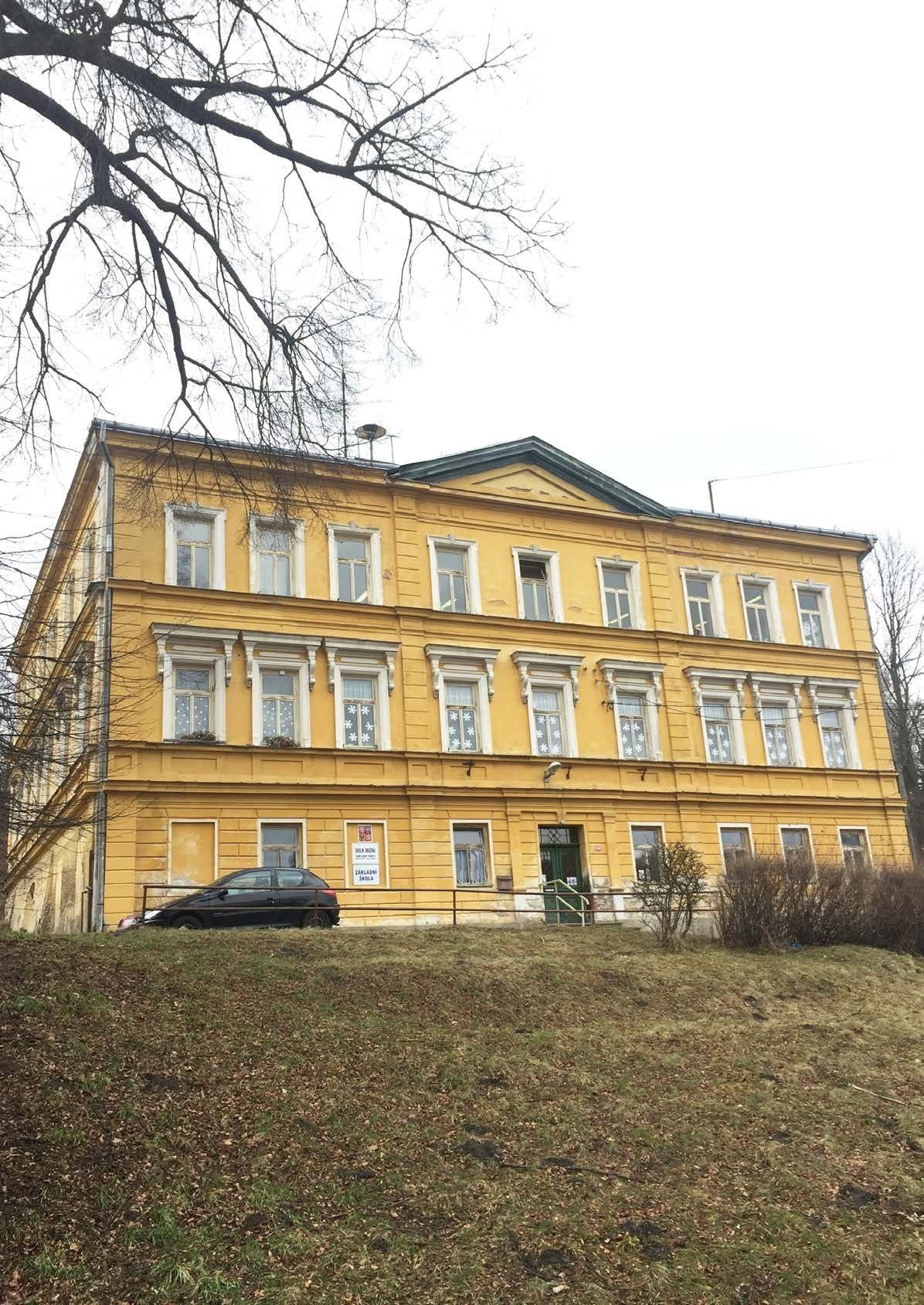 Historická žlutá budova základní školy v Nádražní ulici (Slavkovský zpravodaj, 3/2017)