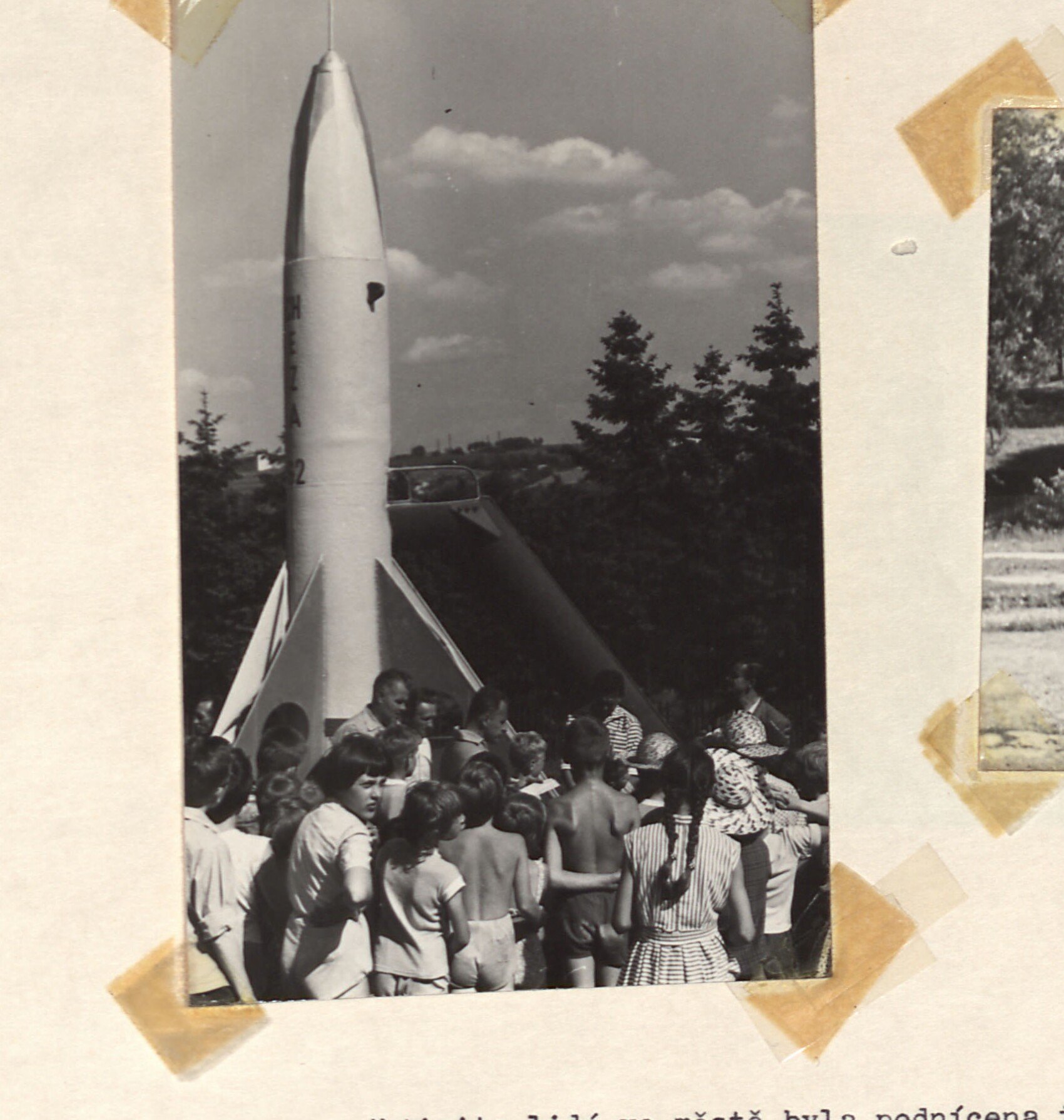 Raketa "Cheza 1" na novém dětském hřišti nad nádražím, kolem ní hlouček dětí (Den dětí 1. 6. 1962)