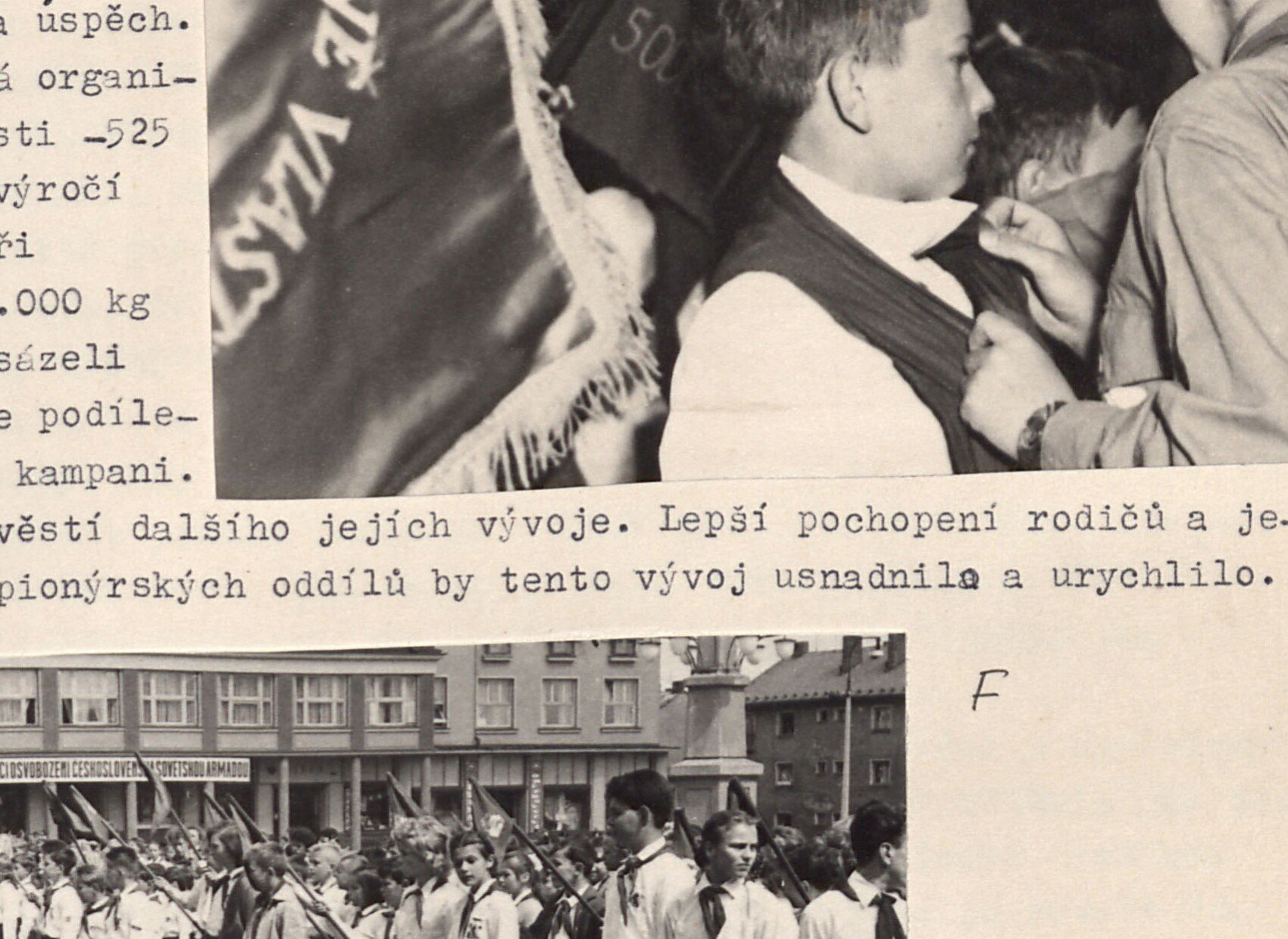 Detail slavnosti — pionýr v bílé košili u rozvinutého třásněmi zdobeného praporu (standarty s nápisem "...obraně vlas[ti]" [?]), vedle pionýr s rukou na praporu (předávání nejvyššího pionýrského vyznamenání).