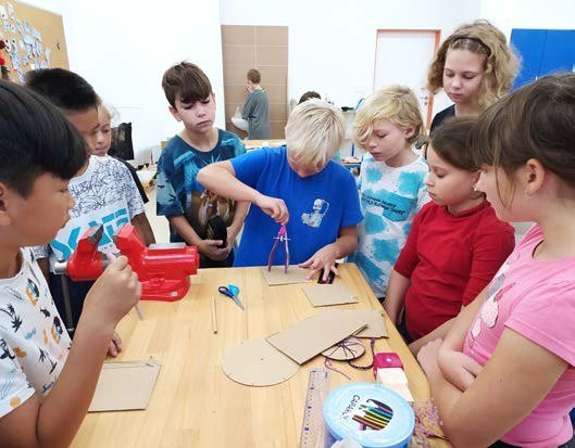 Děti při řemeslných dílnách ve školní družině (Slavkovský zpravodaj, 12/2021)