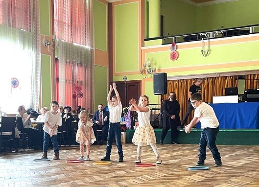 Děti při tvoření v mateřské škole (Slavkovský zpravodaj, 4/2023)