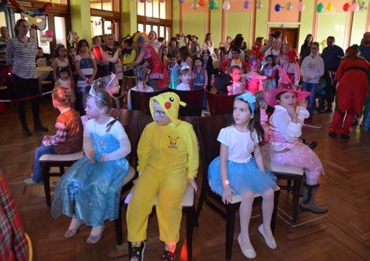 Děti v maskách na maškarním reji (Slavkovský zpravodaj, 5/2017)