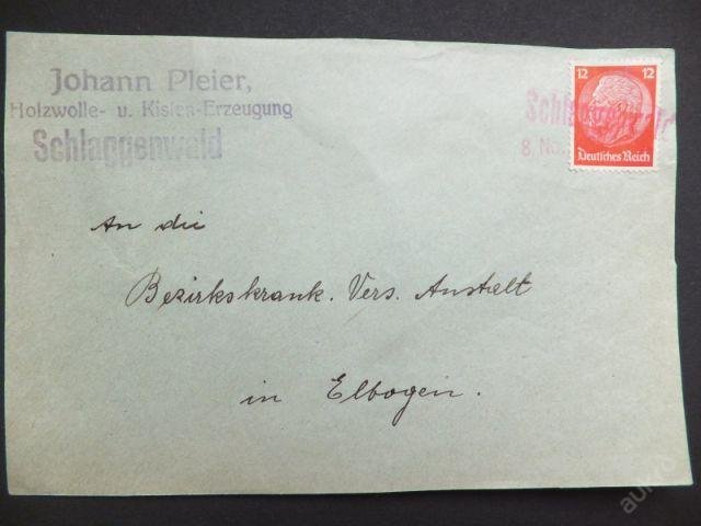 Poštovní obálka firmy Johann Pleier, Holzwolle- u. Kisten-Erzeugung (výroba dřevité vlny a beden), Schlaggenwald (Horní Slavkov), adresovaná Bezirkskrank. Vers. Anstalt in Elbogen (Okresní nemocenská pojišťovna v Lokti). Na obálce firemní razítko odesílatele, poštovní razítko „Schlaggenwald" a známka Deutsches Reich 12 Pfennig s portrétem (Hindenburg). Text na snímku: „Johann Pleier, Holzwolle- u. Kisten-Erzeugung, Schlaggenwald" — „An die Bezirkskrank. Vers. Anstalt in Elbogen".