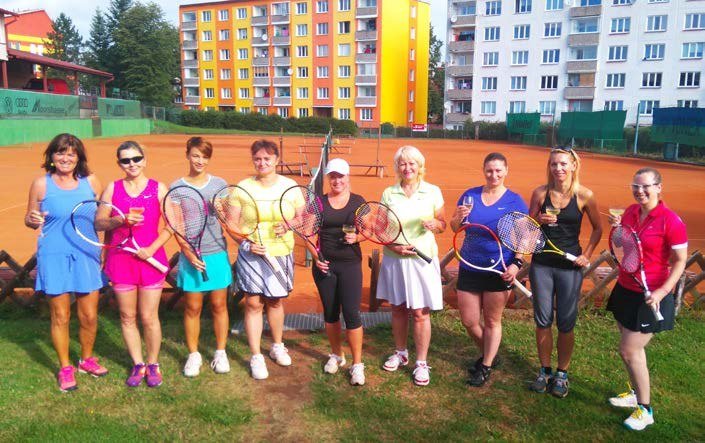 Mladí sportovci na hřišti před panelovým sídlištěm (Slavkovský zpravodaj, 10/2015)