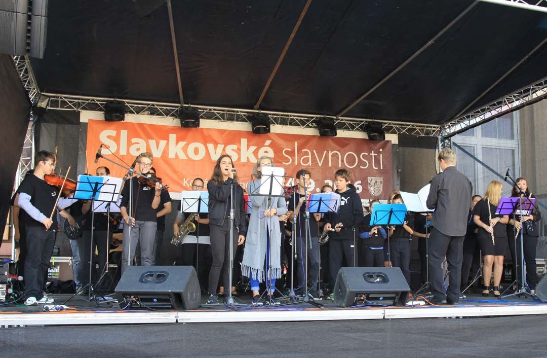 Orchestr ZUŠ band zahajuje Slavkovské slavnosti na pódiu (Slavkovský zpravodaj, 10/2016)