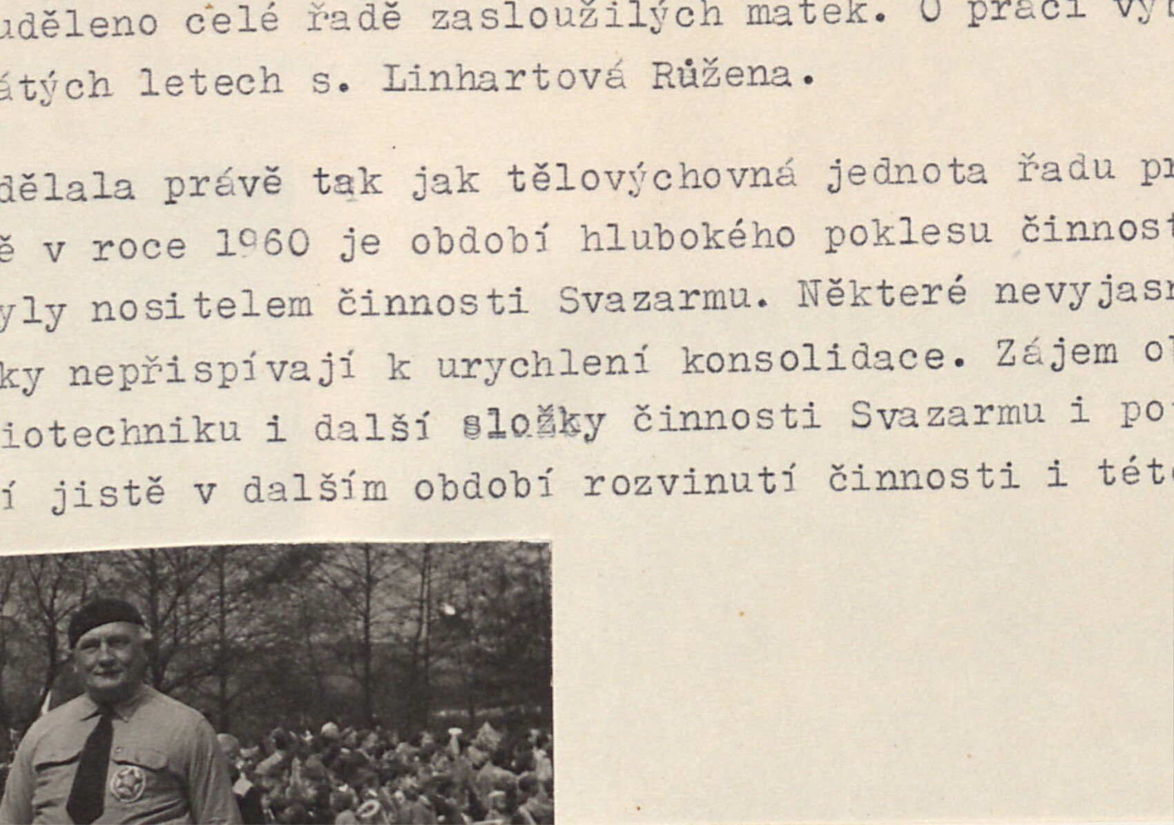 Diváci na svahu sledující motokrosový závod, dole motocykly.