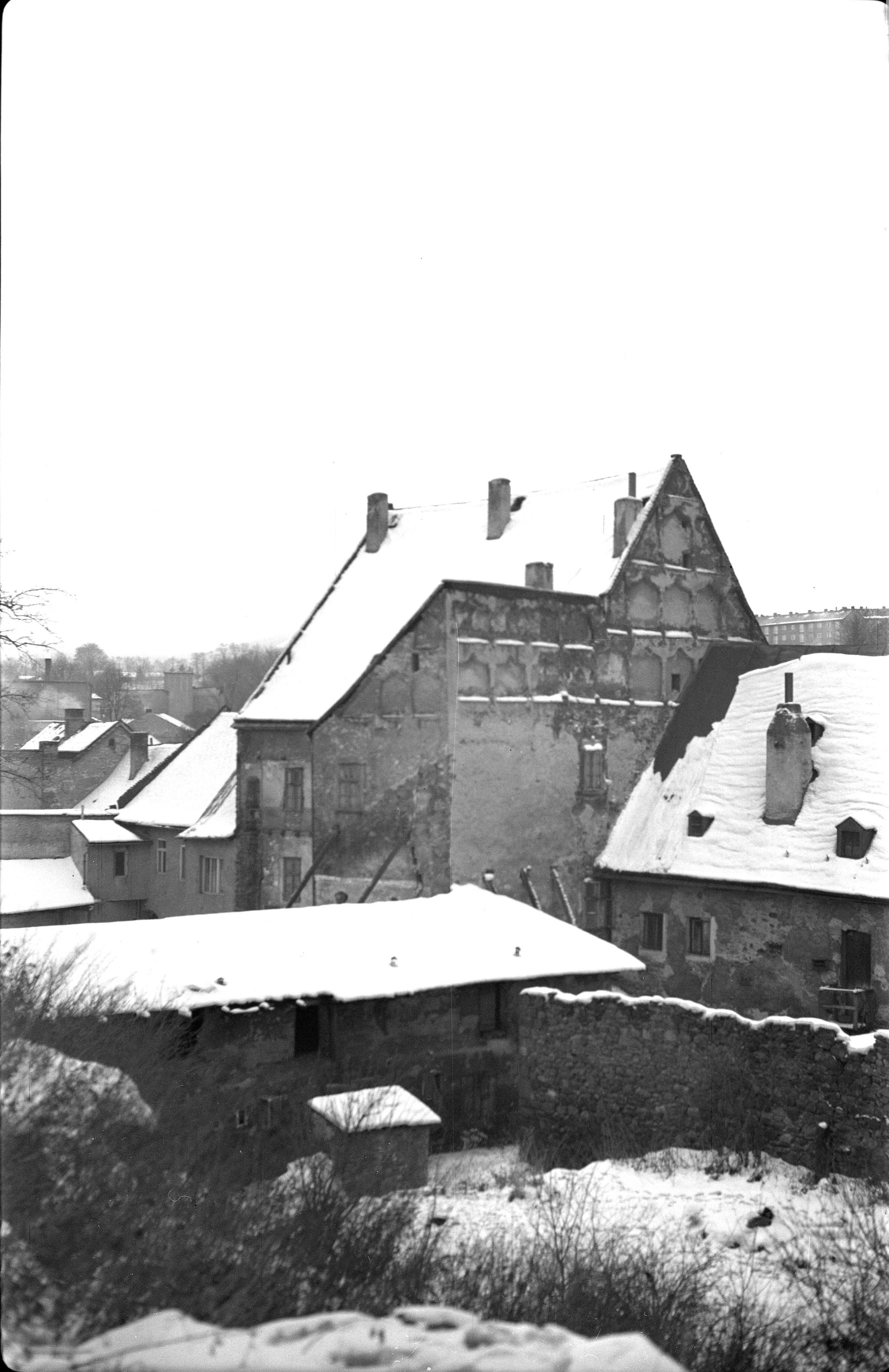pohled na zadní trakt domu č.p.497 a č.p.212, v popředí stojí hospodářské budovy