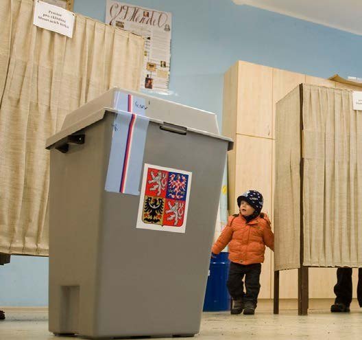 Volič u volební urny během krajských voleb (Slavkovský zpravodaj, 9/2020)