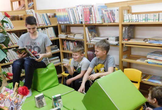 Děti v dětském koutku knihovny (Slavkovský zpravodaj, 5/2016)