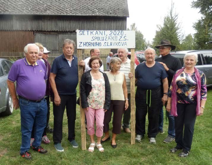 Setkání spolužáků – společné foto skupiny (Slavkovský zpravodaj, 1/2021)