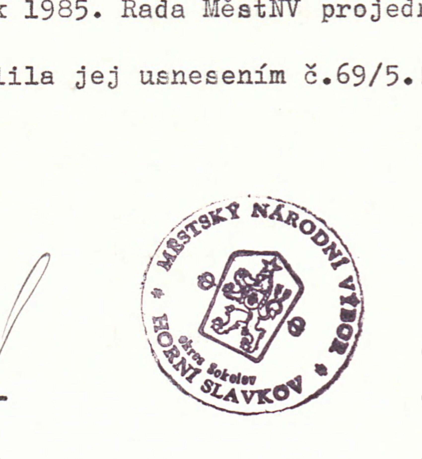 Kulaté úřední razítko s městským znakem a opisem "MĚSTSKÝ NÁRODNÍ VÝBOR HORNÍ SLAVKOV", otištěné dole uprostřed mezi podpisy tajemníka a předsedy MěstNV