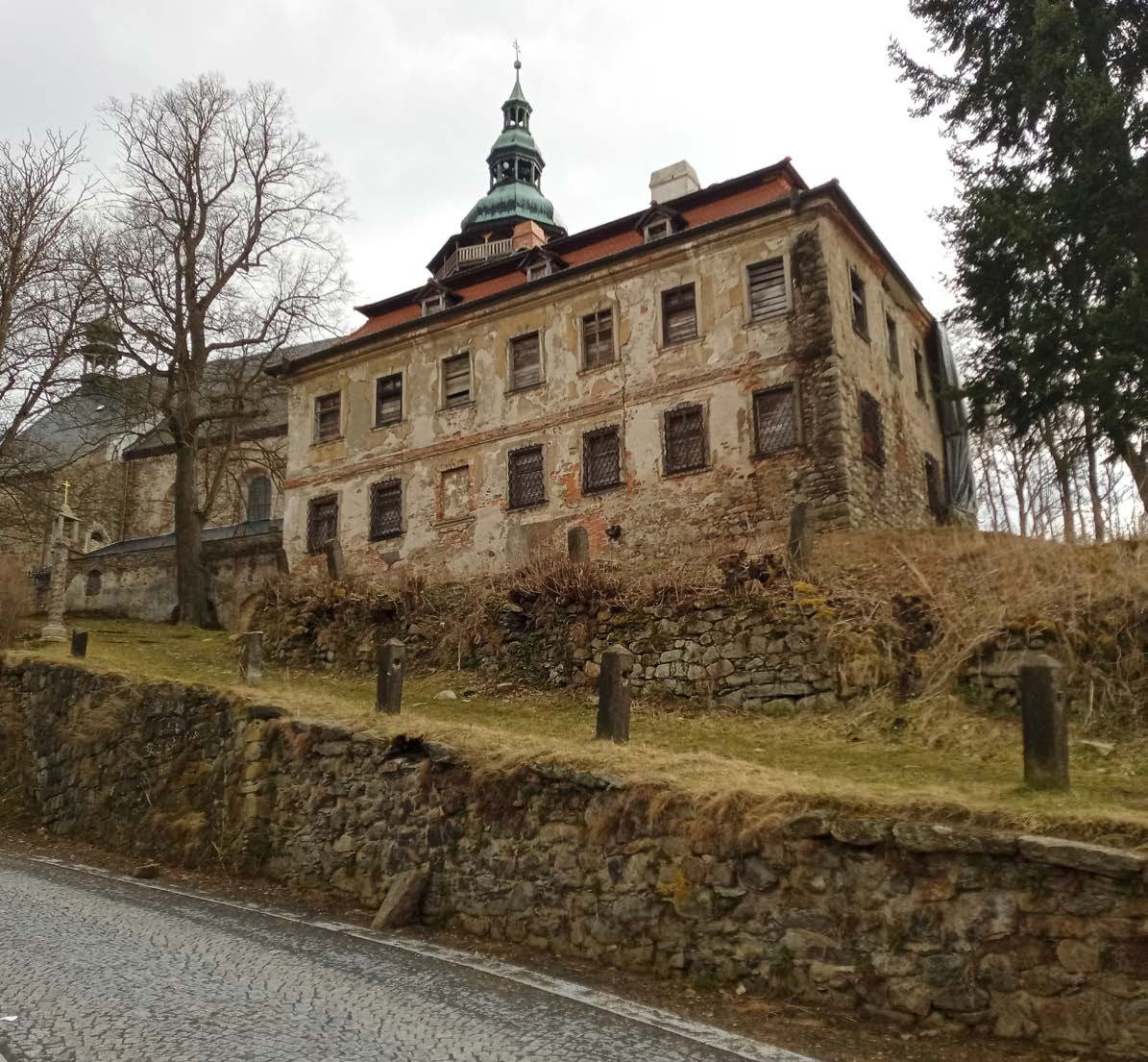 Budova děkanství (fary), která má dostat novou střechu (Slavkovský zpravodaj, 5/2021)