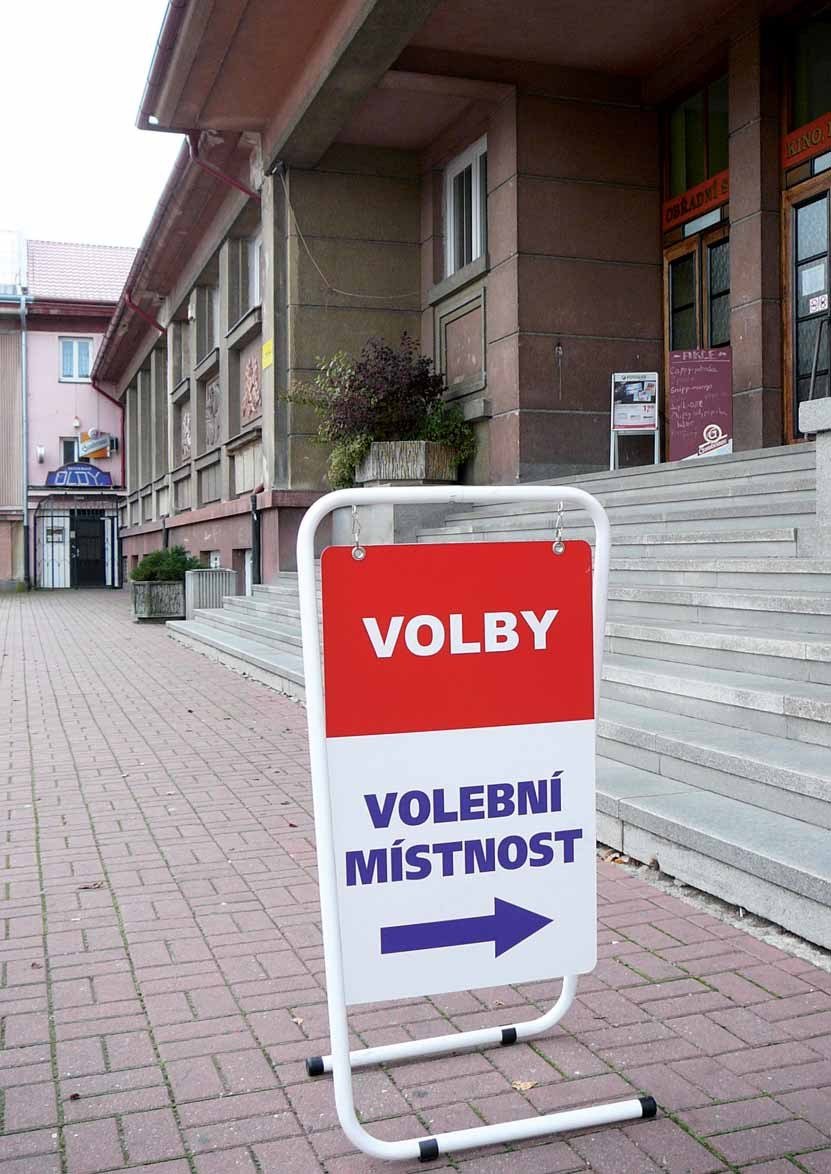 Volební místnost před komunálními volbami do zastupitelstva města (Slavkovský zpravodaj, 10/2014)