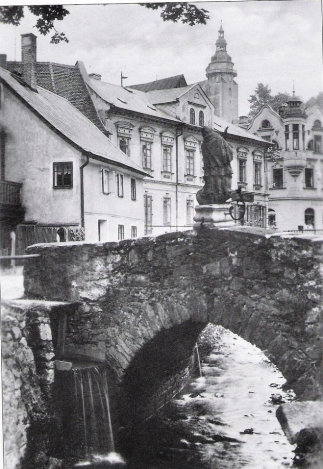 most se sv. Janem Nepomuckým, v pozadí Pluhova ulice
