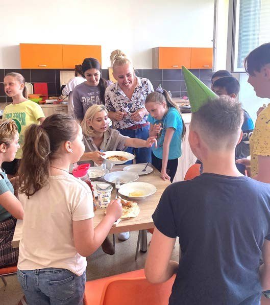 Žáci při Dni ukrajinské národní kuchyně (Slavkovský zpravodaj, 7/2023)