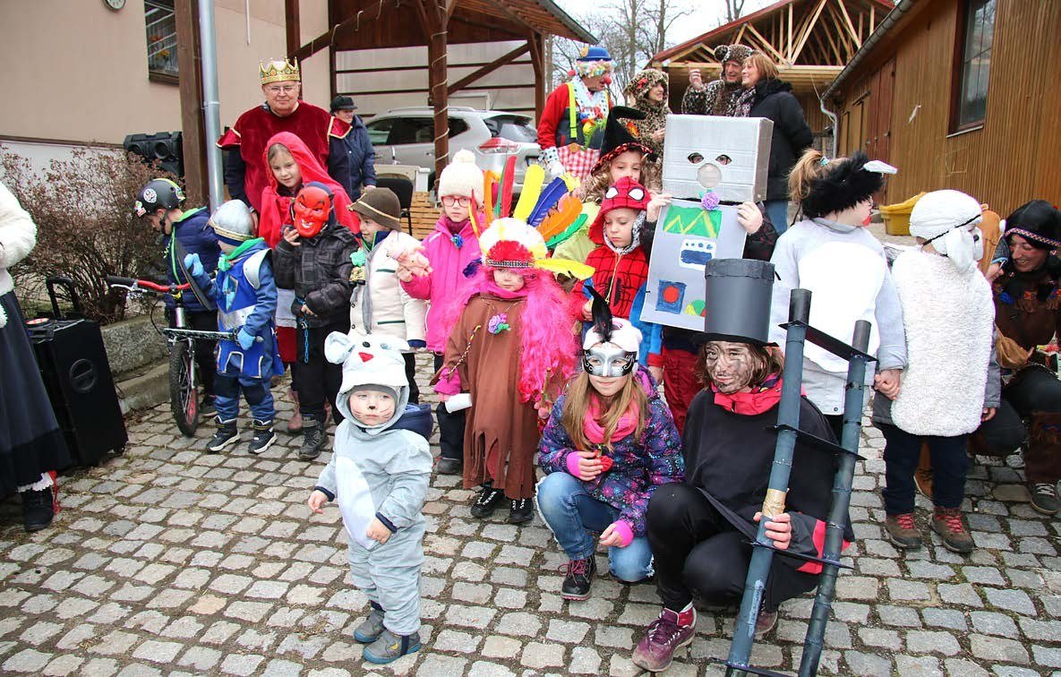 Účastníci masopustu v kostýmech (Slavkovský zpravodaj, 4/2020)