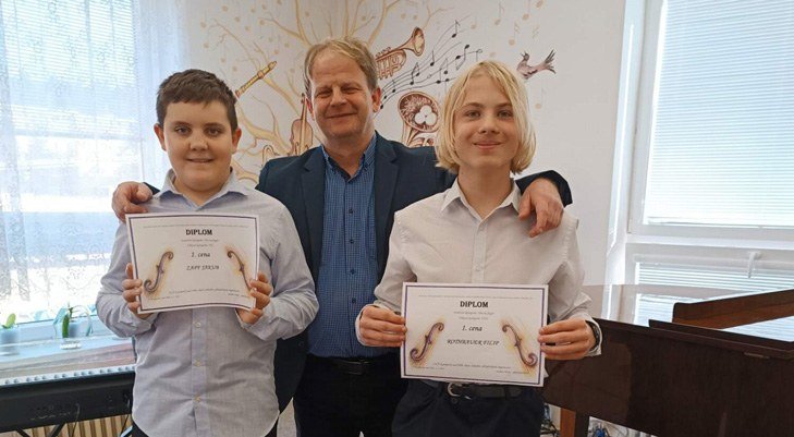 Předání diplomu žákovi ZUŠ (Slavkovský zpravodaj, 4/2025)
