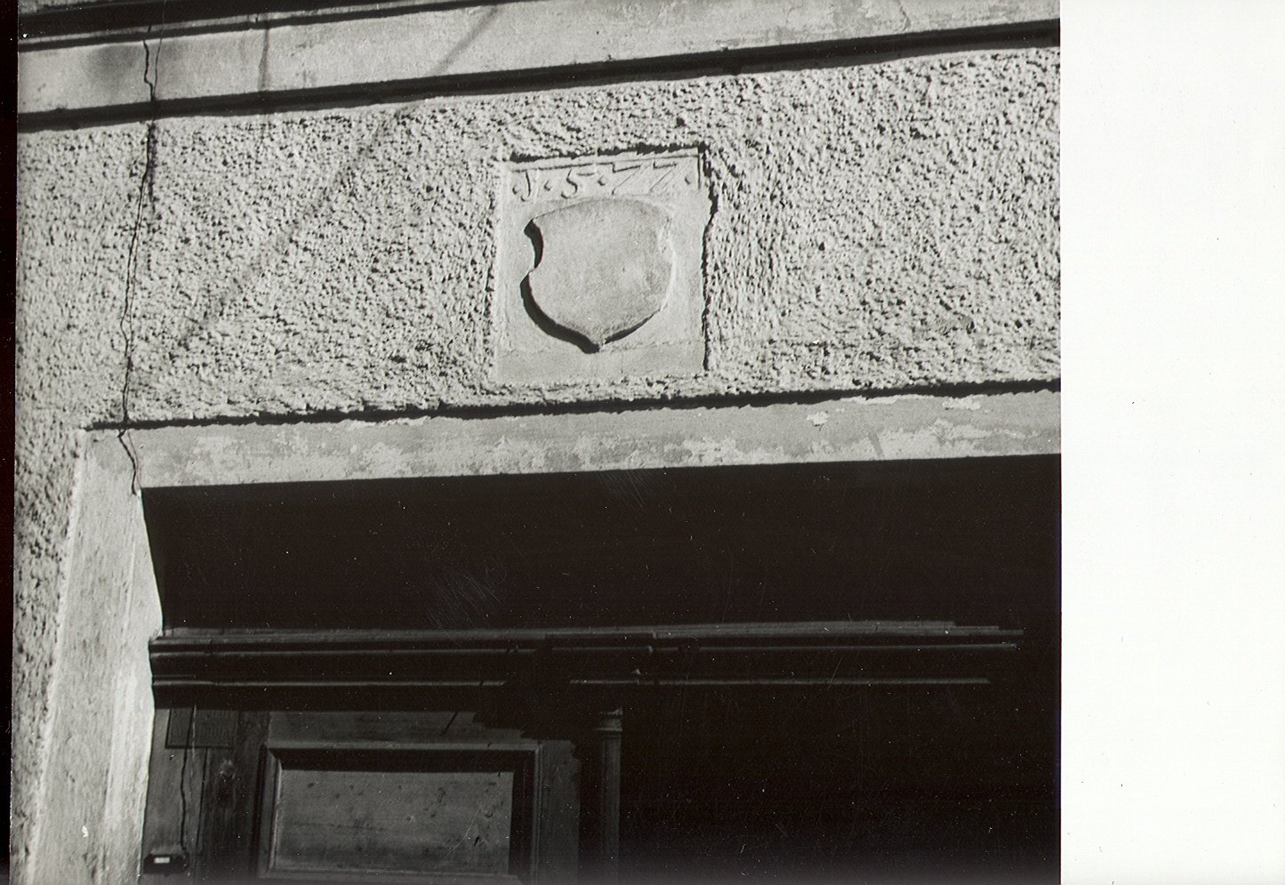 detail znaku nad vchodem do domu č.p.11