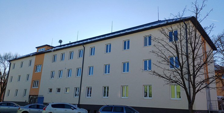 Sídliště s parkujícími auty (Slavkovský zpravodaj, 3/2025)