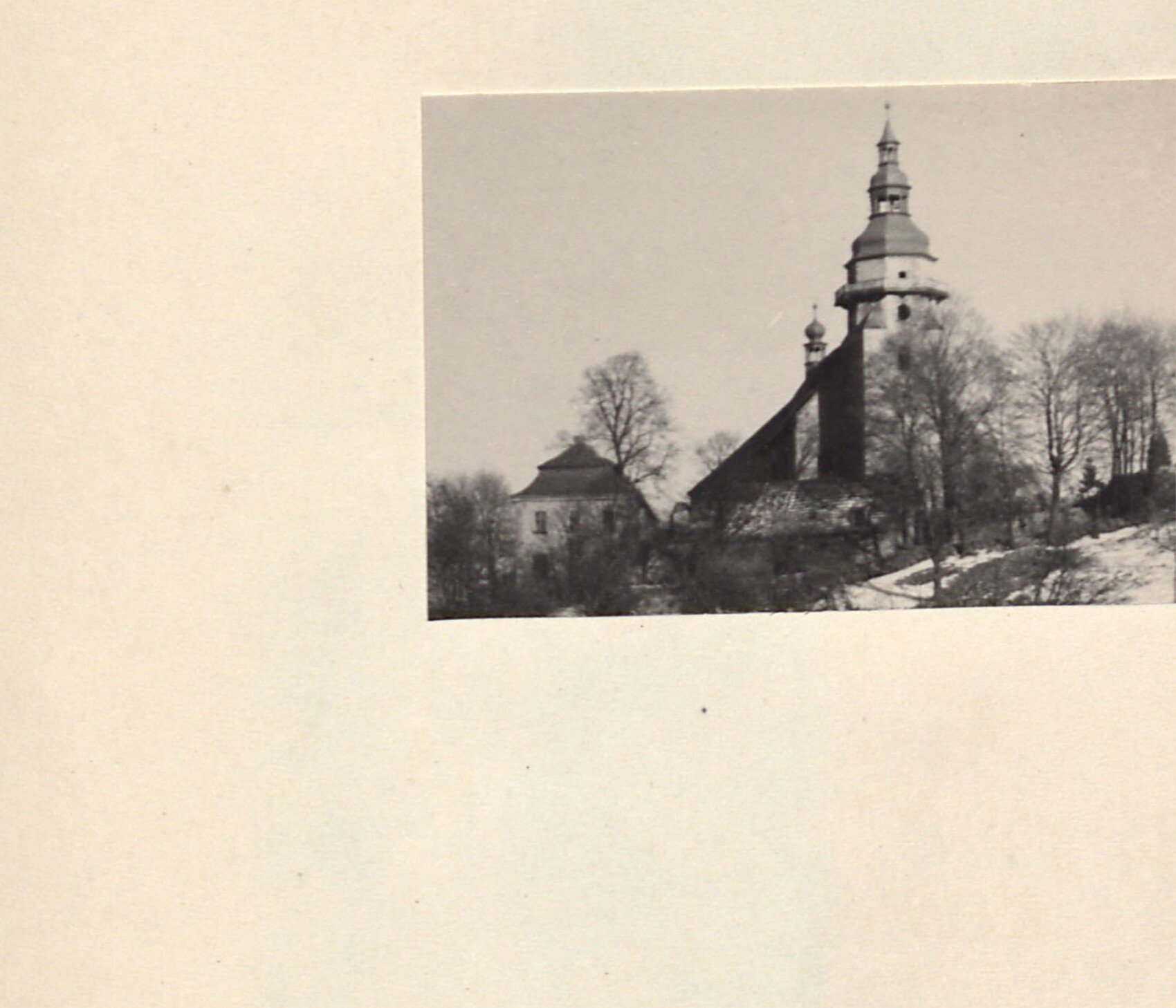 Kostel sv. Jiří — celkový pohled na kostel s věží v zimě