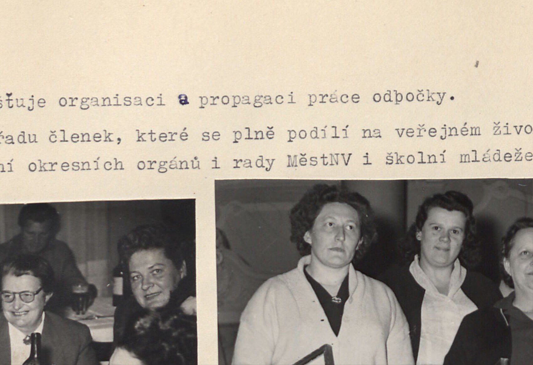 Skupina žen držících zarámované obrázky/diplomy.