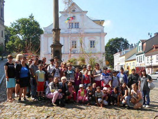 Společné foto skupiny dětí v historické části města (Slavkovský zpravodaj, 7/2018)