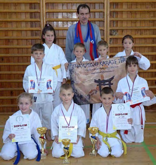 Mladí karatisté DDM s medailemi a poháry s trenérem (Slavkovský zpravodaj, 11/2015)