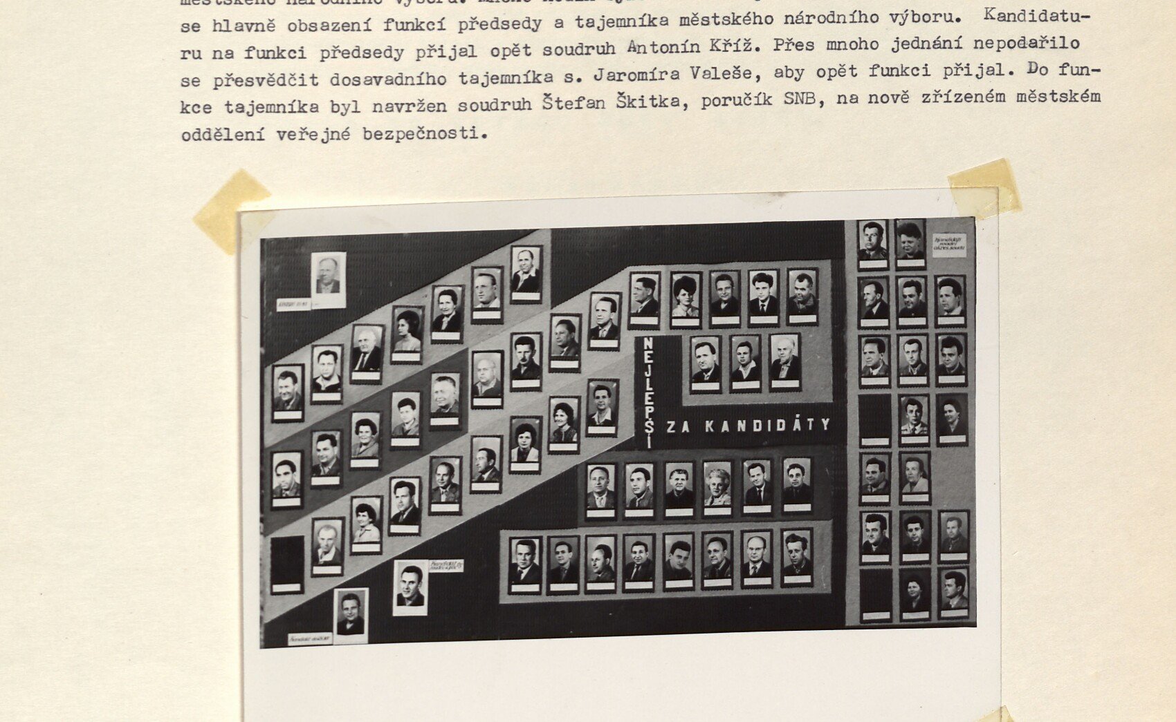 Černobílá fotografie volební/propagandistické nástěnky s portréty zvolených kandidátů uspořádanými v diagonálních pruzích, s nápisem "NEJLEPŠÍ ZA KANDIDÁTY".