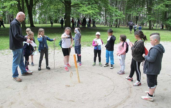 Setkání lidí v parku při Dni dětí (Slavkovský zpravodaj, 7/2019)