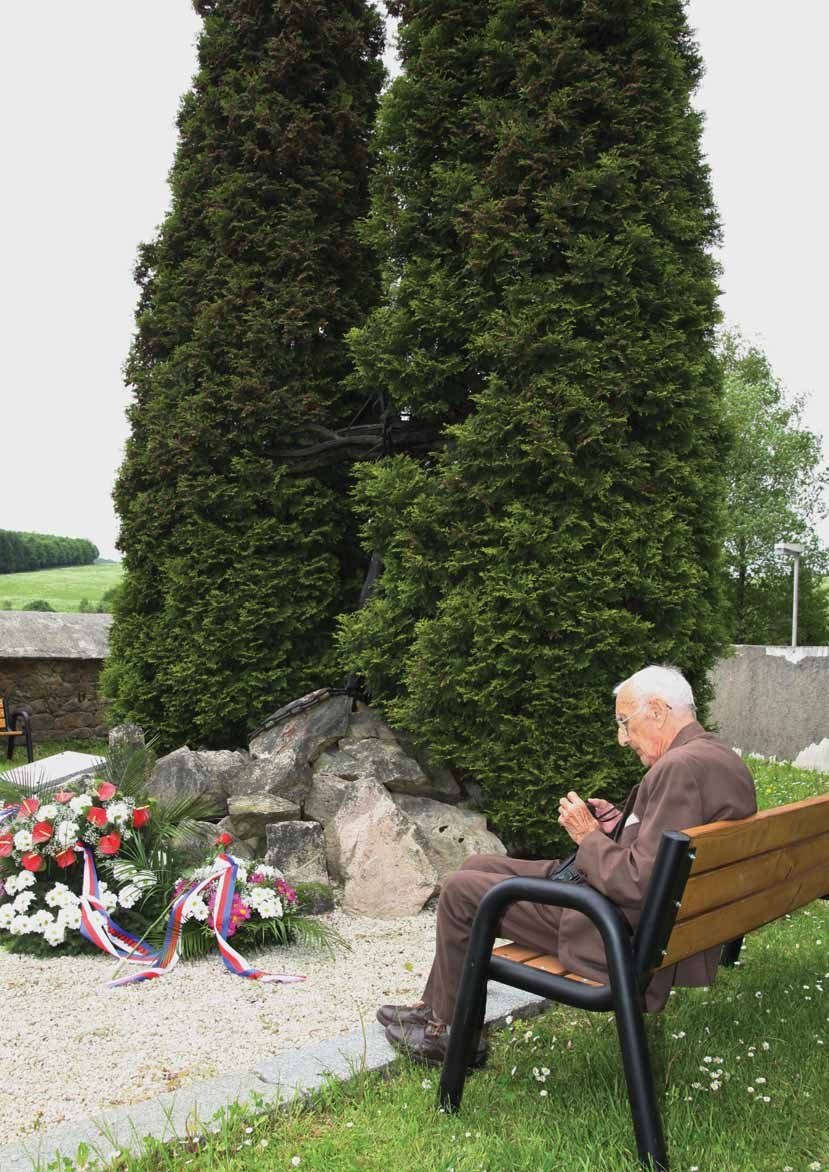 Vzpomínkové posezení u květinových věnců (Slavkovský zpravodaj, 6/2014)