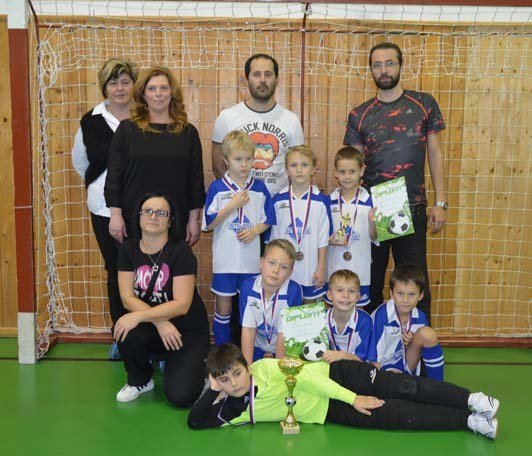 Mladí fotbalisté s poháry a medailemi na turnaji DDM Cup 2015 (Slavkovský zpravodaj, 12/2015)