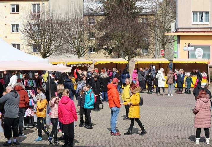 Velikonoční trhy na náměstí plné návštěvníků (Slavkovský zpravodaj, 5/2022)