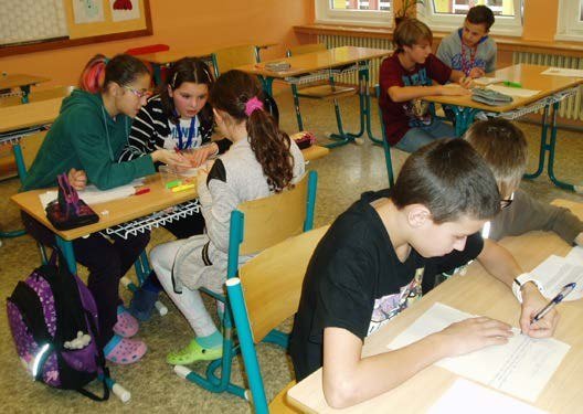 Výtvarná dílna dětí u stolů s vychovatelkou (Slavkovský zpravodaj, 3/2016)